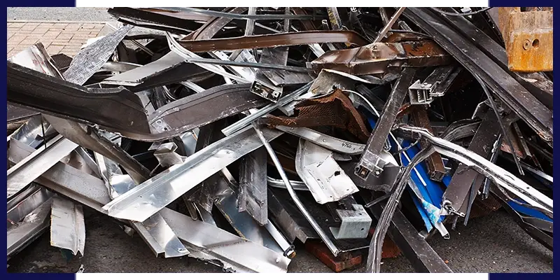 Tas de métal recyclé chez Épaviste et ferrailleur à Narbonne sur pavés, ambiance industrielle,