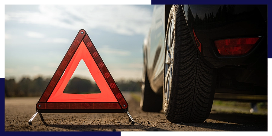 triangle d’alerte sur route avec Épaviste et ferrailleur intervenant près de Narbonne,