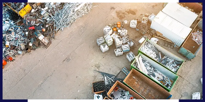Tri des matériaux métalliques chez Épaviste et ferrailleur à Narbonne avec containers et ferraille accumulée,